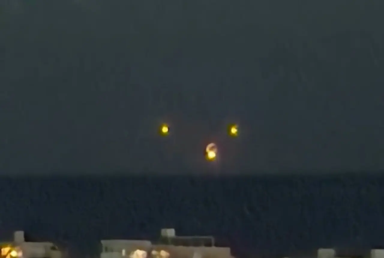 日本沖繩南城市夜空驚現神秘發光物體，於海上盤旋20分鐘，多次分裂、分合變化，多名民眾親身目擊並錄影。專家推測為大氣現象或直升機光源，卻遭官方數據推翻，UFO猜測持續發酵。（來源：TheOKINAWATIMES@YouTube）