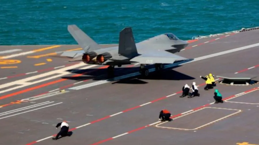中國最新航母艦載機 J-35幾乎無法在雷達上被發現的封面圖片