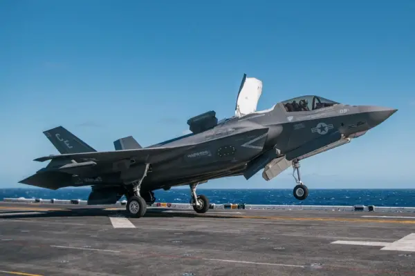 美軍兩棲攻擊艦拳師號（LHD 4）在太平洋執行任務，一架F-35B戰鬥機正從甲板上起飛。（美國海軍陸戰隊）