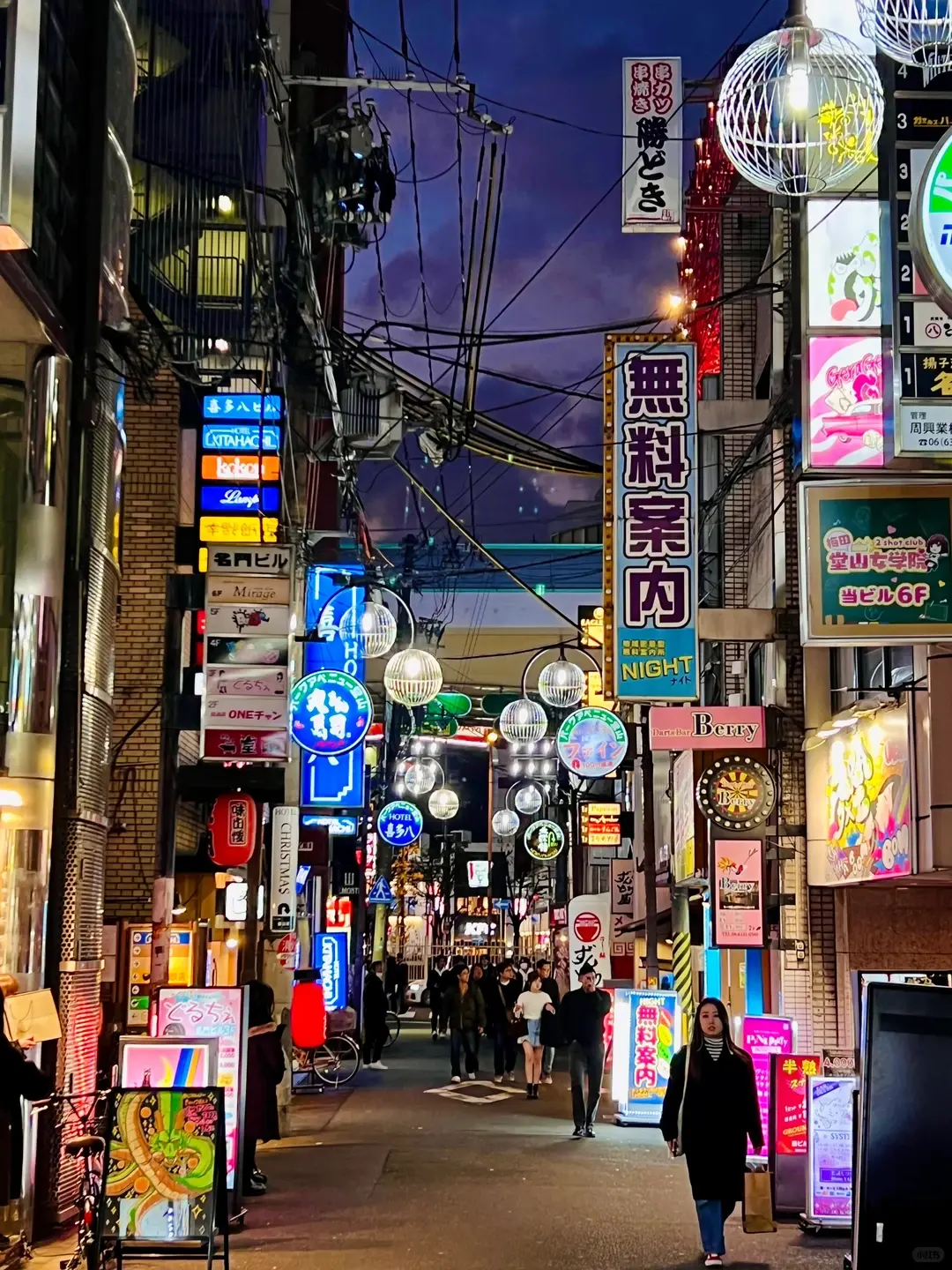 日本女性風俗店數量近年翻倍暴漲，從業規模大幅擴張。產業從性服務轉型心靈療癒陪伴，人妻、OL成為核心客群，背後反映女性情感空虛問題，同時行業仍存在諸多待解的亂象與隱憂。（示意圖來源：小紅書網友）