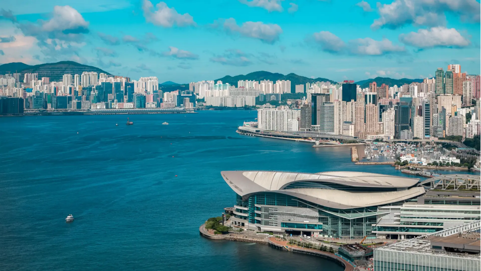 未來，港投可進一步明確商廈的產業定位，清晰劃定初創企業入駐的標準與優惠政策，讓 「物業服務產業」 的邏輯更加明確。(圖：新華社)