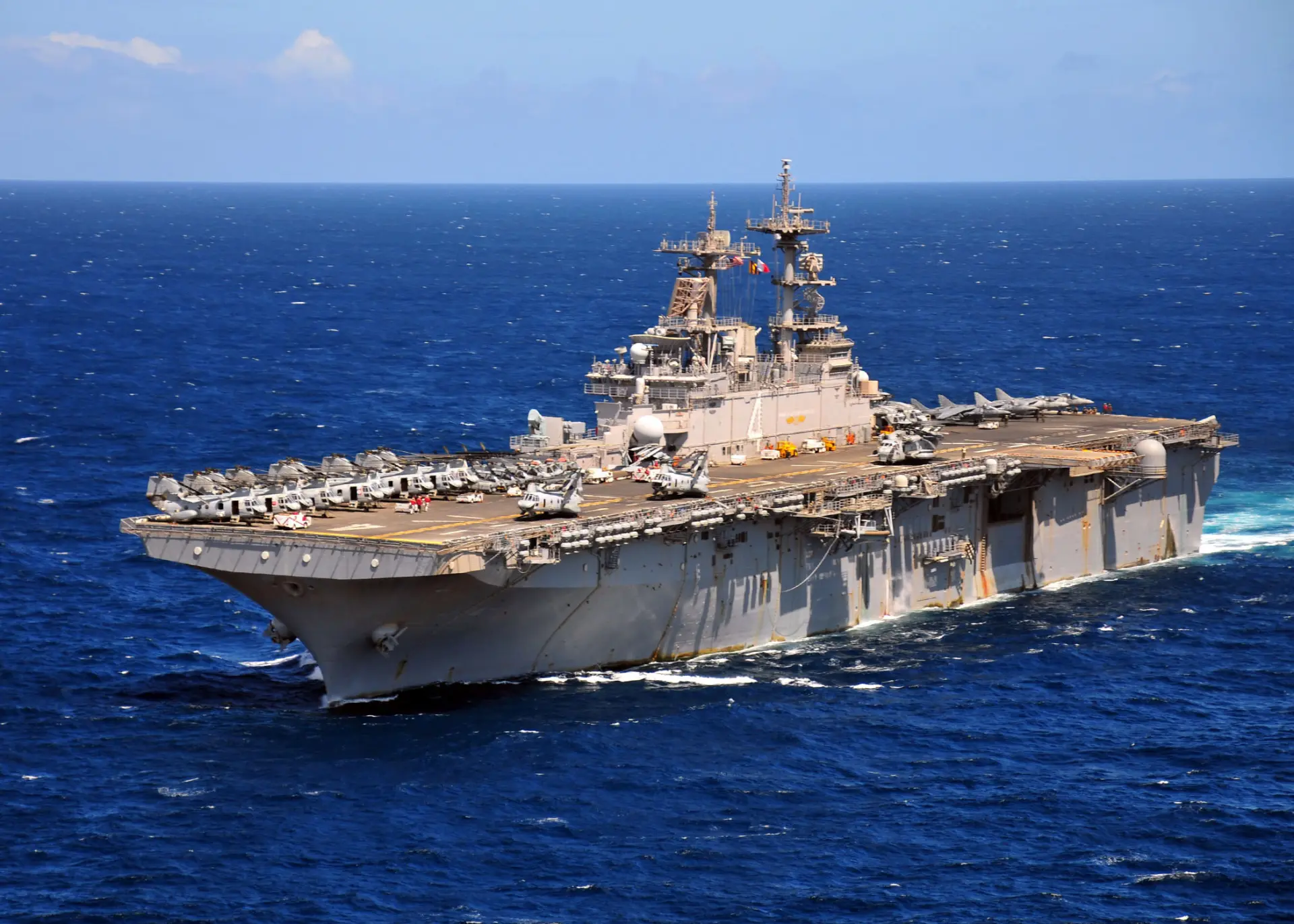 「拳師號」兩棲攻擊艦（USS Boxer, LHD-4）屬於黃蜂級，在執行「閃電航艦」（Lightning Carrier）任務模式時，可搭載約 12 至 20 架以上的 F-35B 戰鬥機。(圖：維基百科)