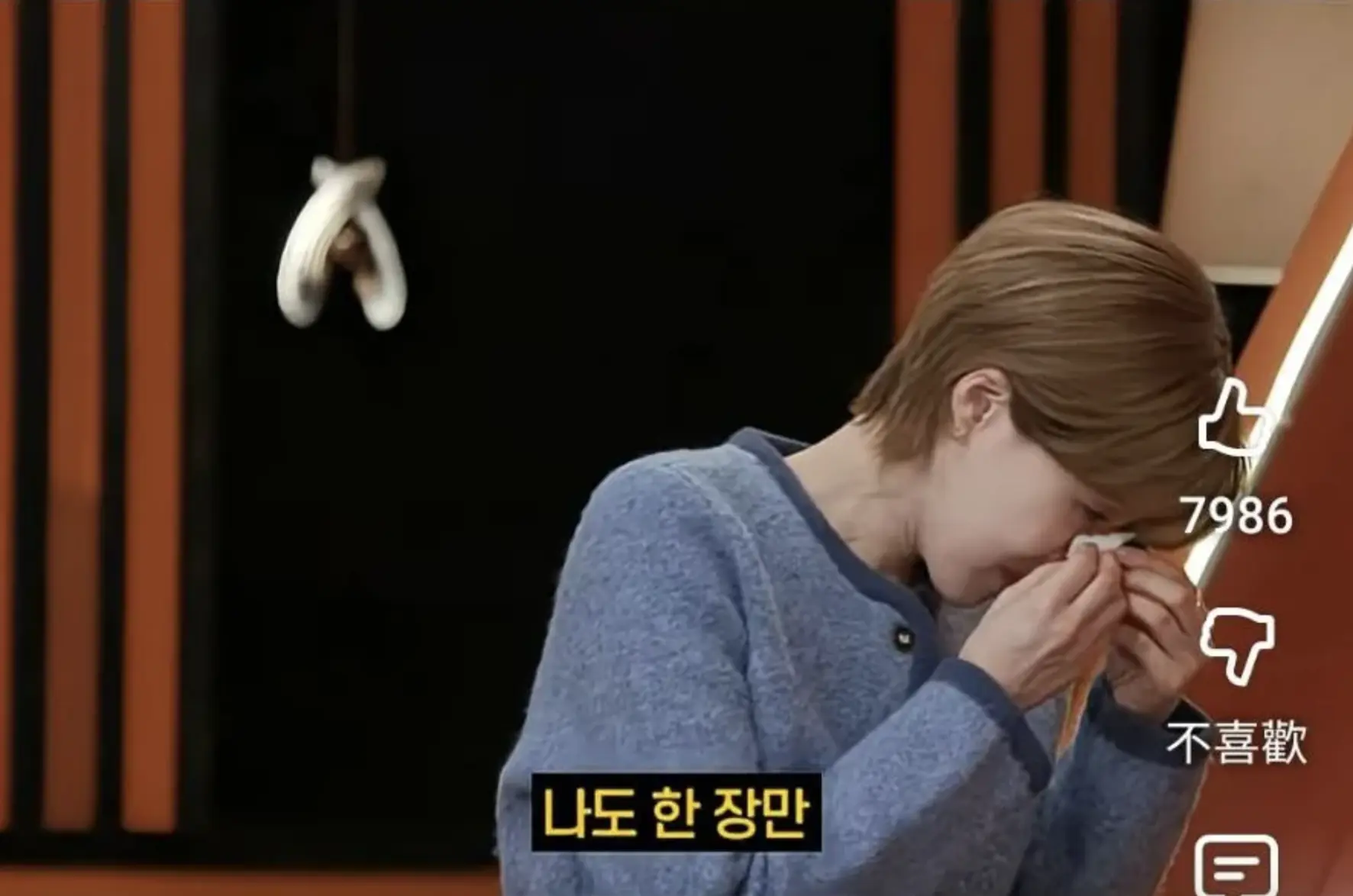 而聽完這段敘述的張度練，也瞬間失守情感防線，當場落淚，甚至一度需要停機擦淚、中斷錄製。節目相關人士表示，當時現場氣氛極為沉重，考慮到主持及在場人員的情緒狀態，休整後才調整節奏繼續拍攝。(圖：視頻翻攝)