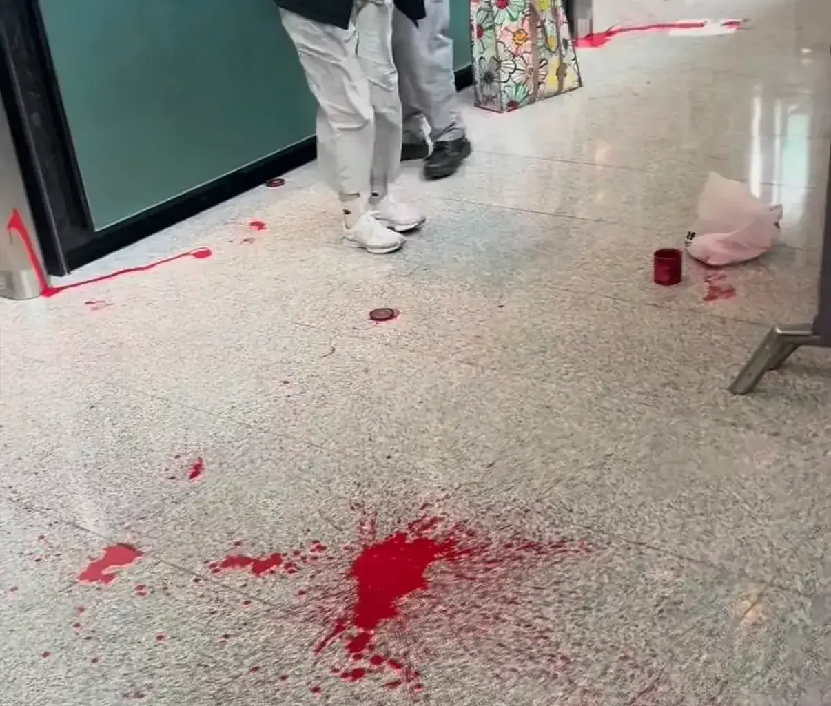 現場目擊者表示，事件發生時，許多人正在進出長江集團中心，突然看到男子淋油和襲擊保安的情形，令人感到驚訝和恐慌。警方在接到報案後立即封鎖現場，並展開調查。(圖：網絡截圖)