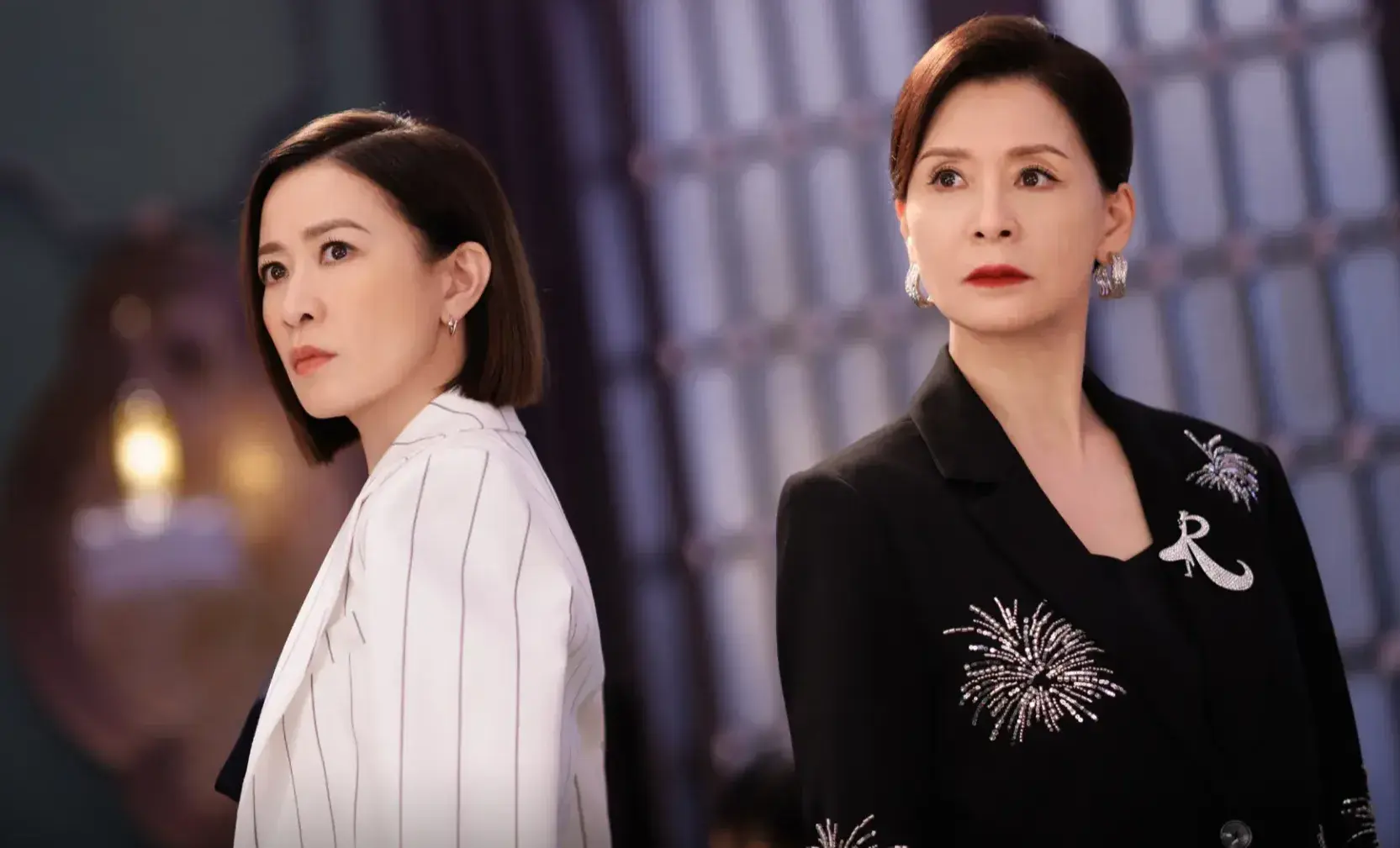 新加盟的夏文汐飾演的 Pat 姐亦在宣傳片中驚鴻一瞥,其貴氣霸氣兼具的造型與充滿神秘感的眼神,預示著她將是推動劇情的關鍵人物。(圖:新闻女王官微@微博)