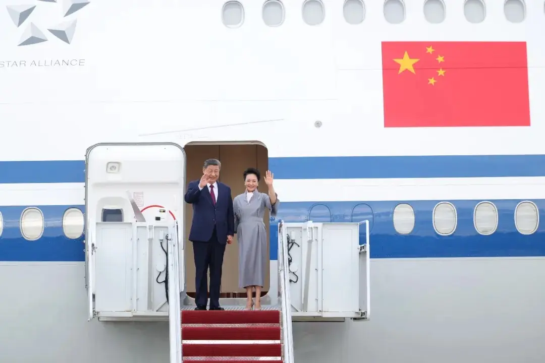 習近平和夫人彭麗媛抵達華盛頓安德魯斯空軍基地時，特朗普和夫人梅拉尼婭熱情迎接。（新華社）