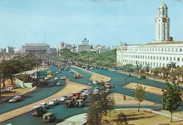1950 年代的馬尼拉，不僅有電車、巴士系統，還建有現代化的下水道與自來水網絡。當時的住宅建築、公共建設標準比許多亞洲城市都高。資料圖片