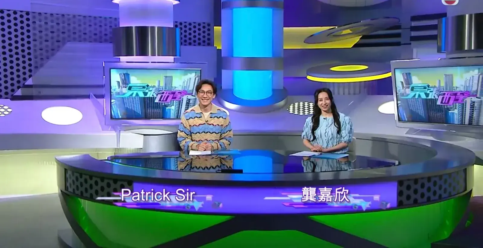 昨晚（3 日）的節目中，固定主持林溥來（Patrick Sir）的身邊首度出現重量級嘉賓 —— 龔嘉欣。一身亮麗造型登場的她，甫坐主播台便引來全場關注，更被 Patrick Sir 尊稱為「前輩」，這一稱呼讓不少觀眾頗感意外。(圖片：《東張西望》節目翻攝)