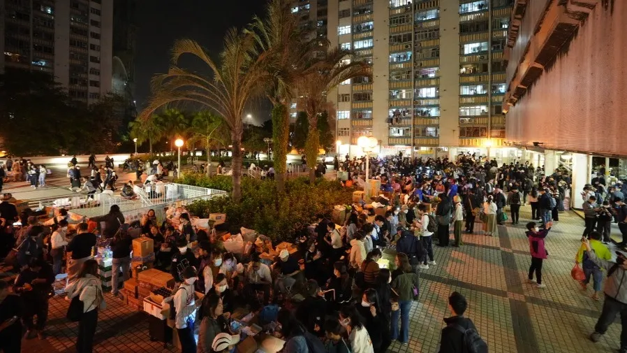 大埔宏福苑五級火 《文匯》指有「黃人」乘機搞事 手法複刻2019年「黑暴」動員手法 物資站聚集500人　國安處總警司李桂華親赴廣福邨巡視的封面圖片