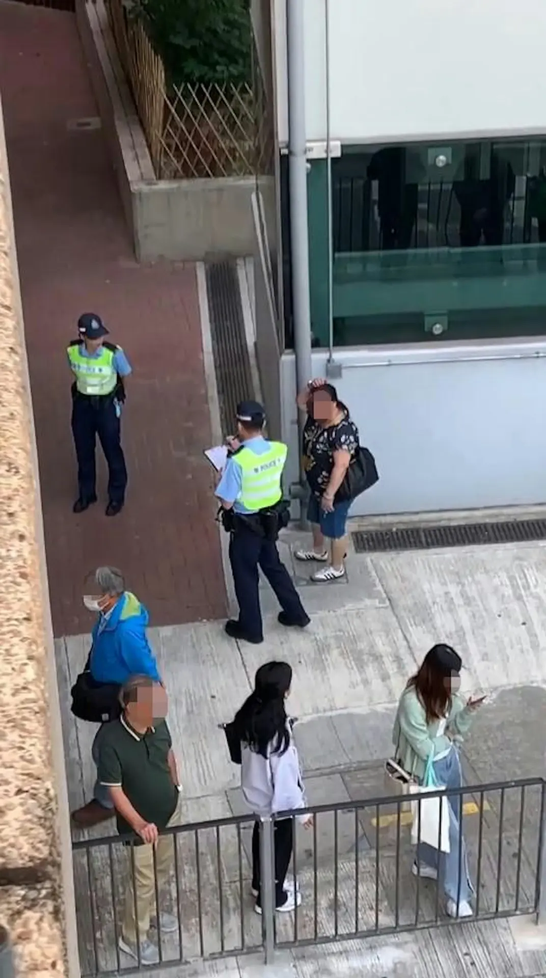 有熟悉該路段的網民指出，上水彩園村近火車站對面一帶向來是交通黑點，「這個位置由早到晚都係咁繁忙，隔籬有天橋，但不論男女老幼都係隨意穿越馬路」，更有行人會在大車之間隨意鑽行、為追趕巴士衝入巴士站，甚至以身體擋車，令駕駛者必須時刻提高警惕。(圖：asiaidiotdrivers@Threads)