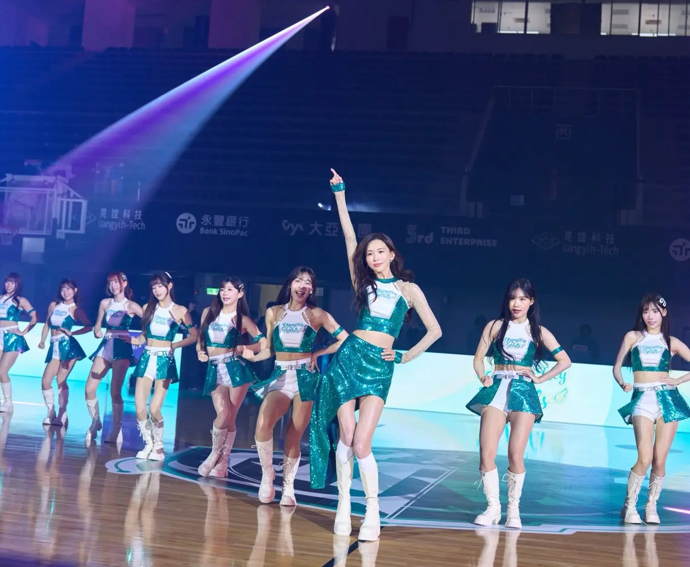 正式表演時，林志玲站C位與眾人一同跳韓國女團少女時代的經典舞曲《OH！》，動作靈活到位，表情可愛生動，身穿露腰短裙的她大方展現纖細蠻腰與修長美腿，氣場十足毫不遜色於身邊的年輕隊員。(圖：林志玲Chiling Lin@FB)