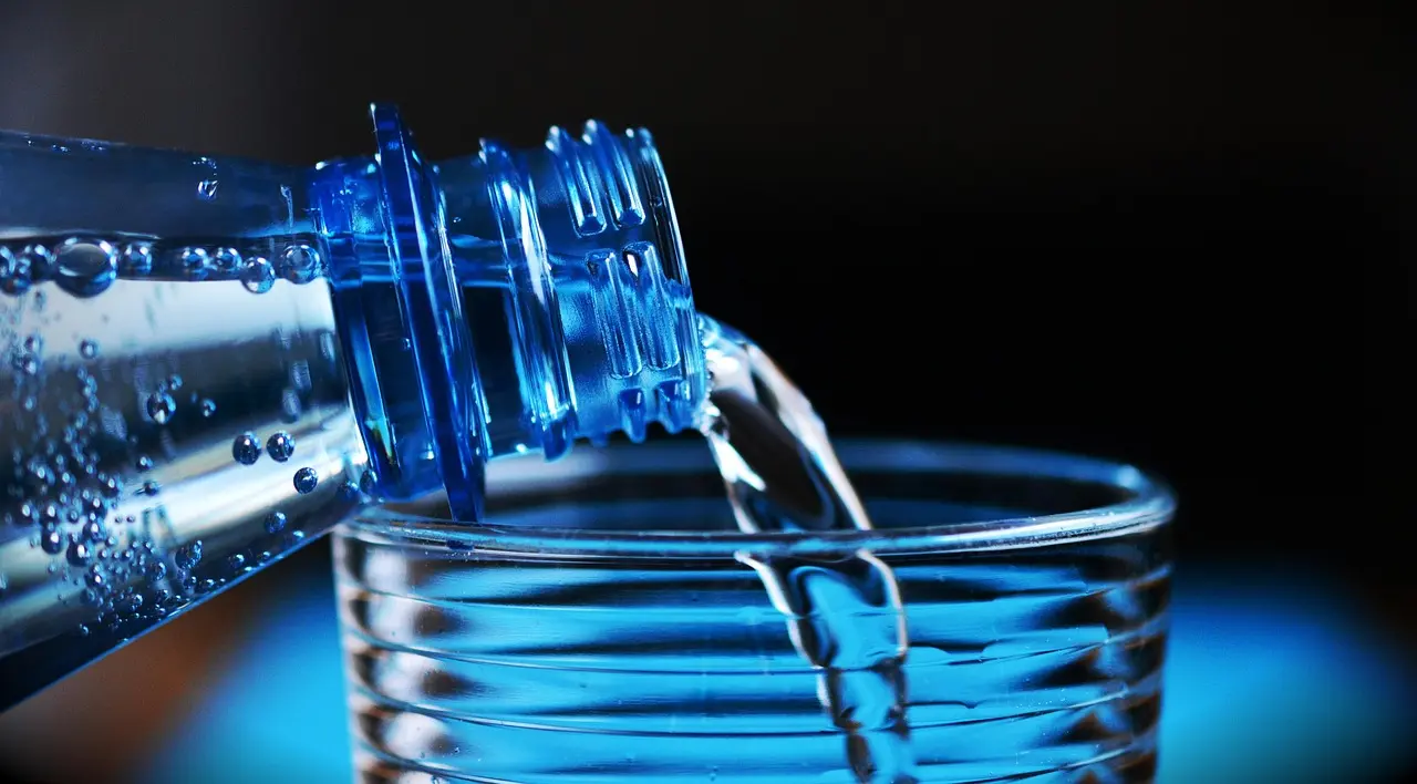 純淨水是以符合標準的水為原料，經過離子交換、反滲透（Reverse Osmosis）、蒸餾等深度工藝製成的，幾乎不含礦物質、雜質和微生物，安全性同樣沒問題。（示意圖來源：pixabay）