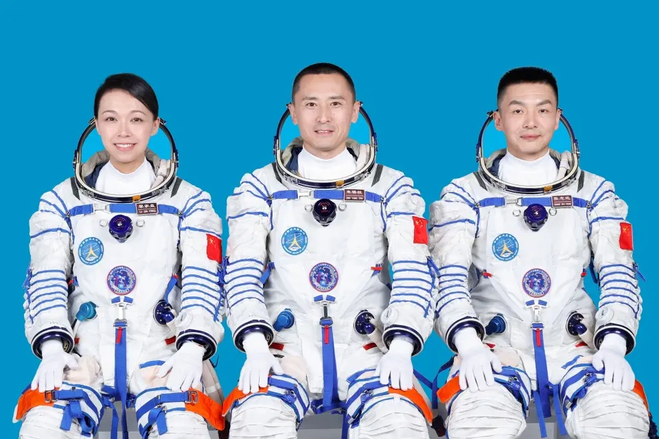 神舟二十三號航天員朱楊柱（中）、張志遠（右）、黎家盈。(中國空間站應用與發展階段飛行任務總指揮部)