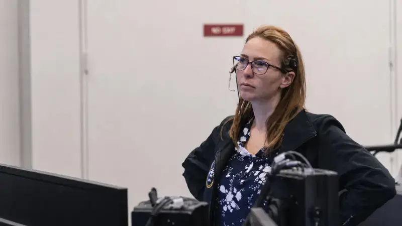 41歲NASA人體表現工程師安德魯斯（Eryn Andrews），下班後在衣櫃自製隔音室從事配音副業，月入逾百萬新台幣，收入早已超越本業，兼顧太空夢與斜槓事業，活出雙重精彩人生。（來源：CNBC）