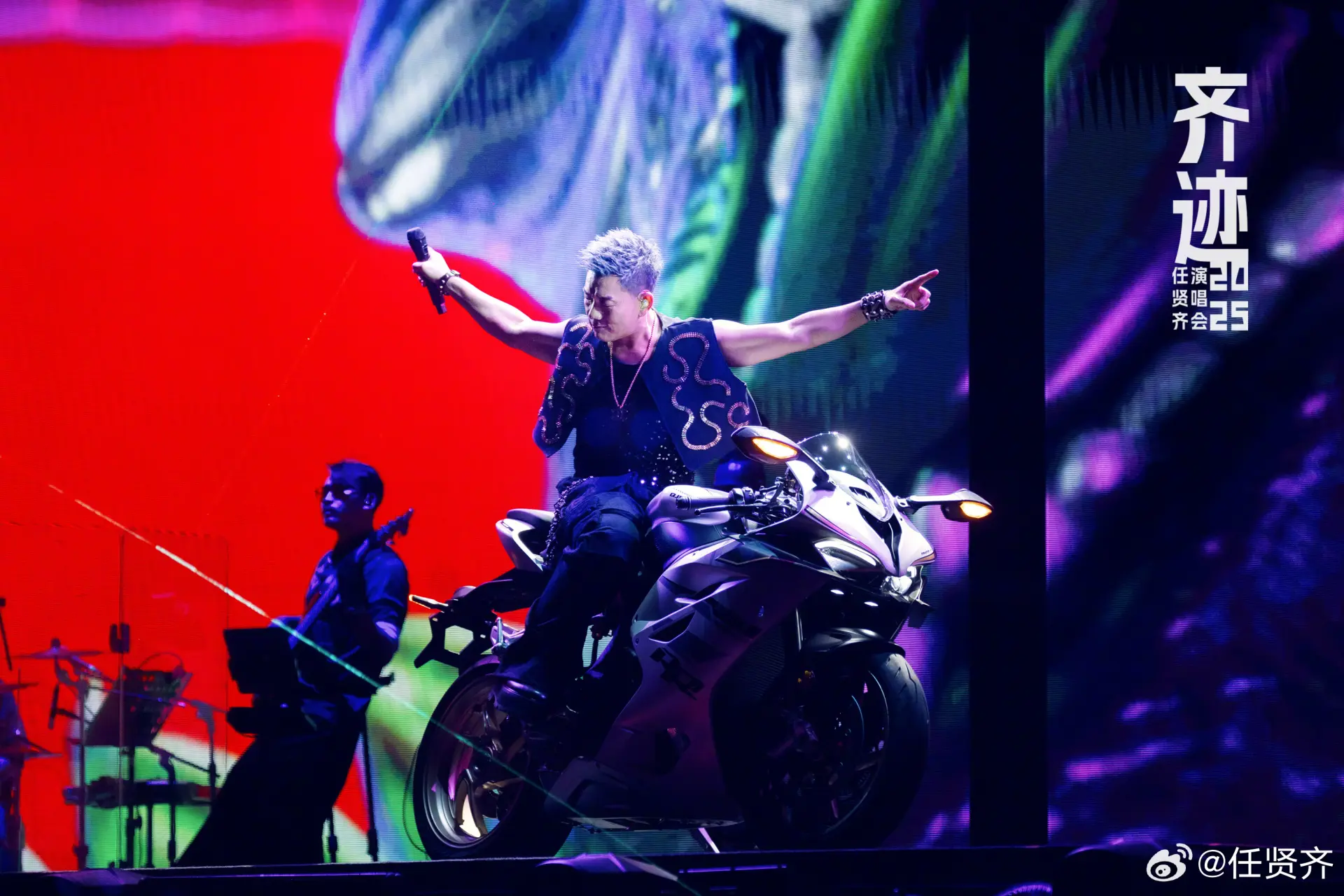 任賢齊在「齊跡2025 巡迴演唱會」間隙，用略帶鄉音的普通話向台下致謝，感謝鄉親們的幫忙。(任賢齊官方微博)