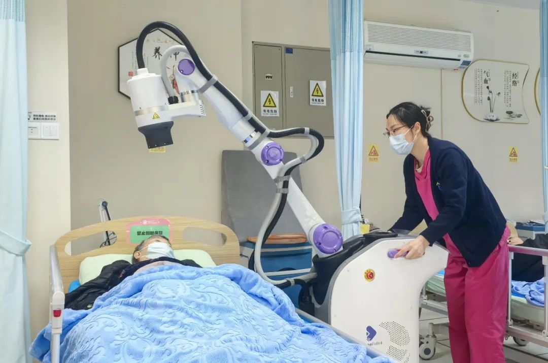 在深圳市養老護理院康復中心,黃奶奶正在體驗AI艾灸機器人提供的服務。圖源:深圳市養老護理院
