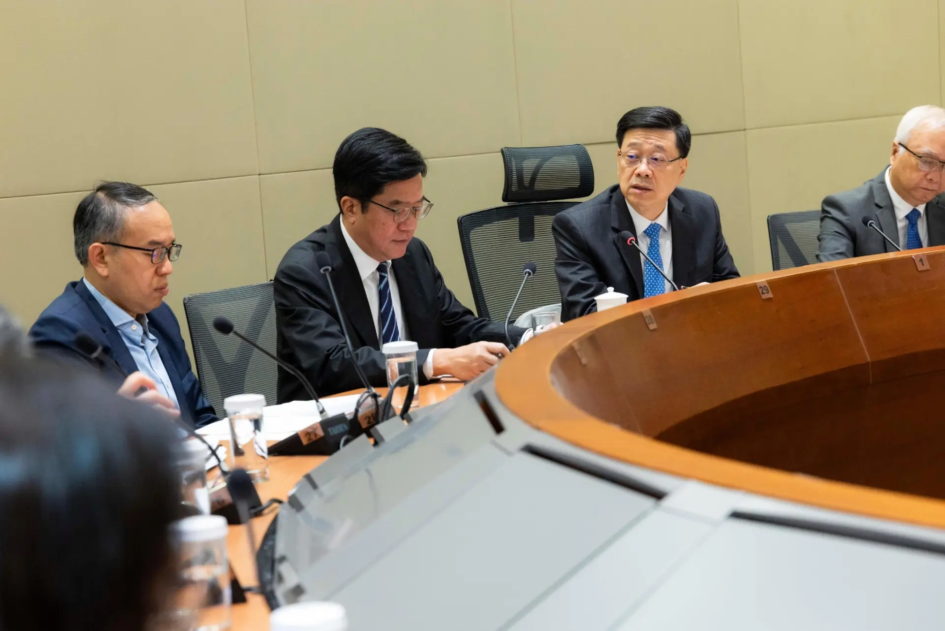 政府15個政策局已分別成立編制小組，編制工作由行政長官主導，政制及內地事務局主責，各司局長共同參與推動。  他重申會在今年內完成制定工作，為社會經濟民生發展提供明確指引，團結社會各界，共同推動香港更好融入和服務國家發展大局。 (圖： 政府新聞網@FB)