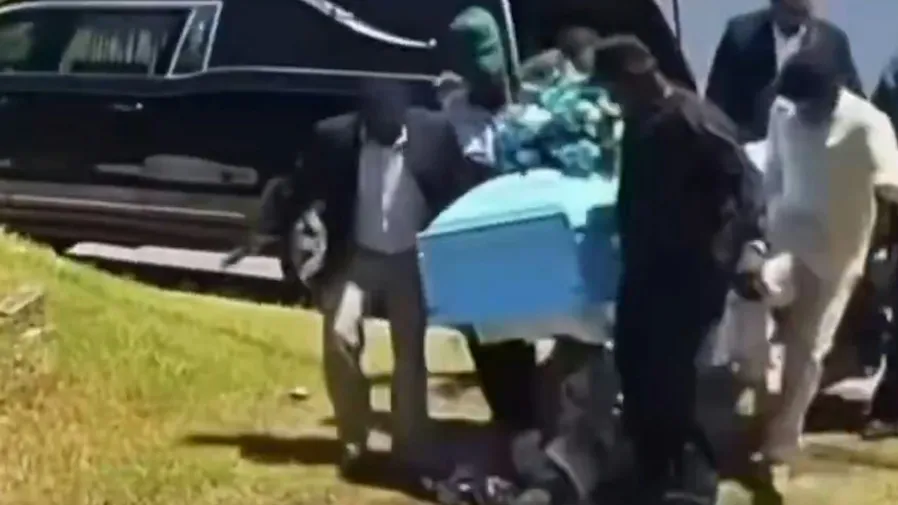 品質太差？圭亞那葬禮棺材半路裂底 遺體滑落嚇壞全場親友的封面圖片