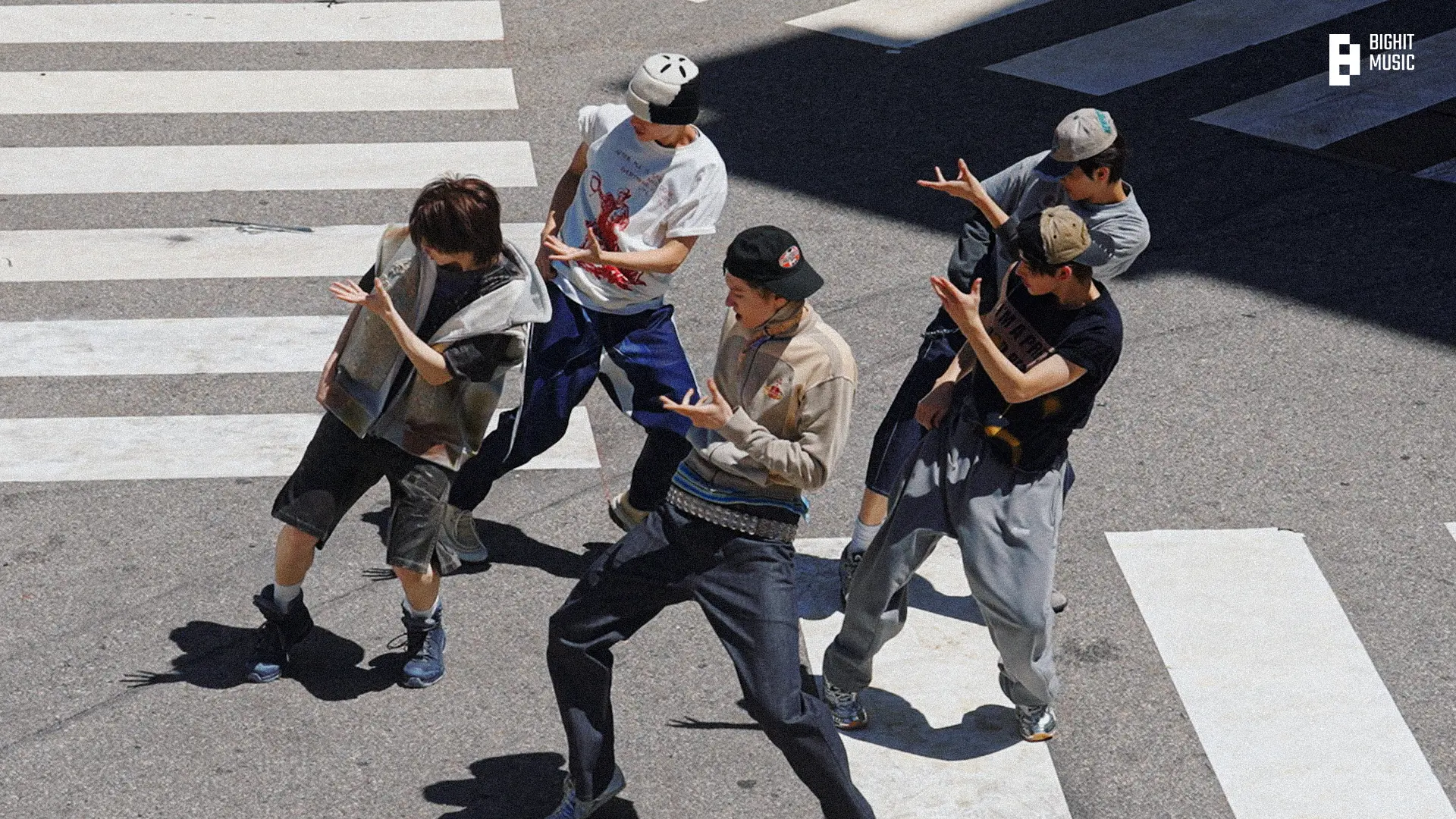 從舞台實力到創作初心，從顏值話題到社群傳播，CORTIS 以「不被定義」的姿態刷新了新人團體的起點高度。(圖片：CORTIS_BIGHIT@微博)