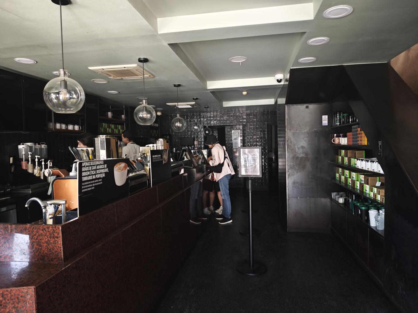 4月28日，在葡萄牙里斯本，顧客在一家停電的咖啡店等候。（新華社）