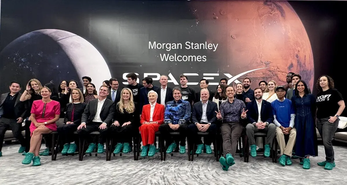 SpaceX（SPCX）於6月12日在納斯達克正式上市，上市儀式湧現綠鞋穿搭熱潮。這是馬斯克的趣味安排，呼應IPO核心的綠鞋期權（Greenshoe Option）機制，成為本場上市亮點。（來源：FutureJurvetson@X）