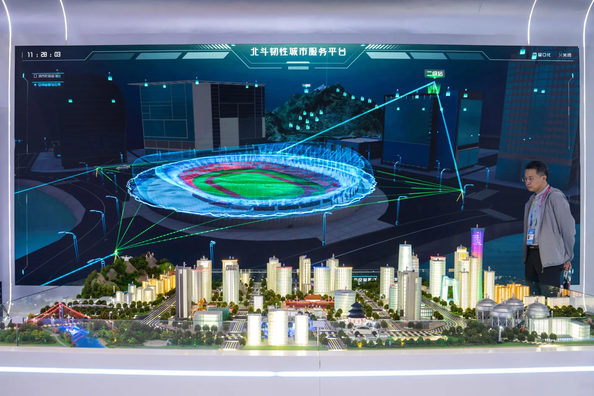 北斗超越GPS 的部分包括 :北斗雙頻段訊號在「公開信號」的精確度已高於GPS，更能在更複雜的電磁環境中維持定位，這對軍事行動具有重大意義。