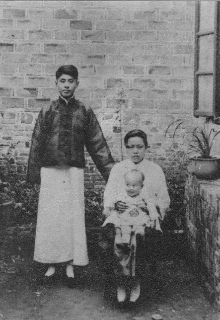 1923年楊振寧十個月大時與父母親於合肥四古巷故居窗外