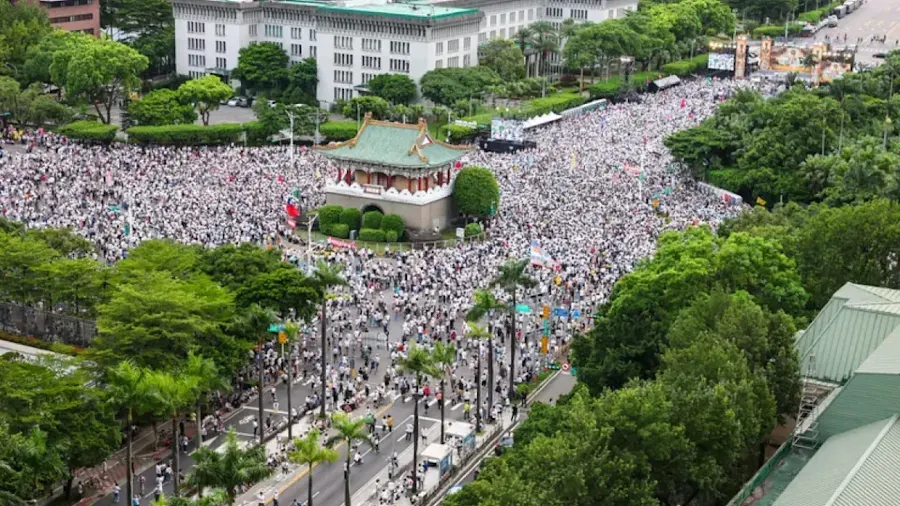 725凱道20萬白衣軍反毒油癱瘓景福門！賴清德、卓榮泰遭怒吼下台的封面圖片