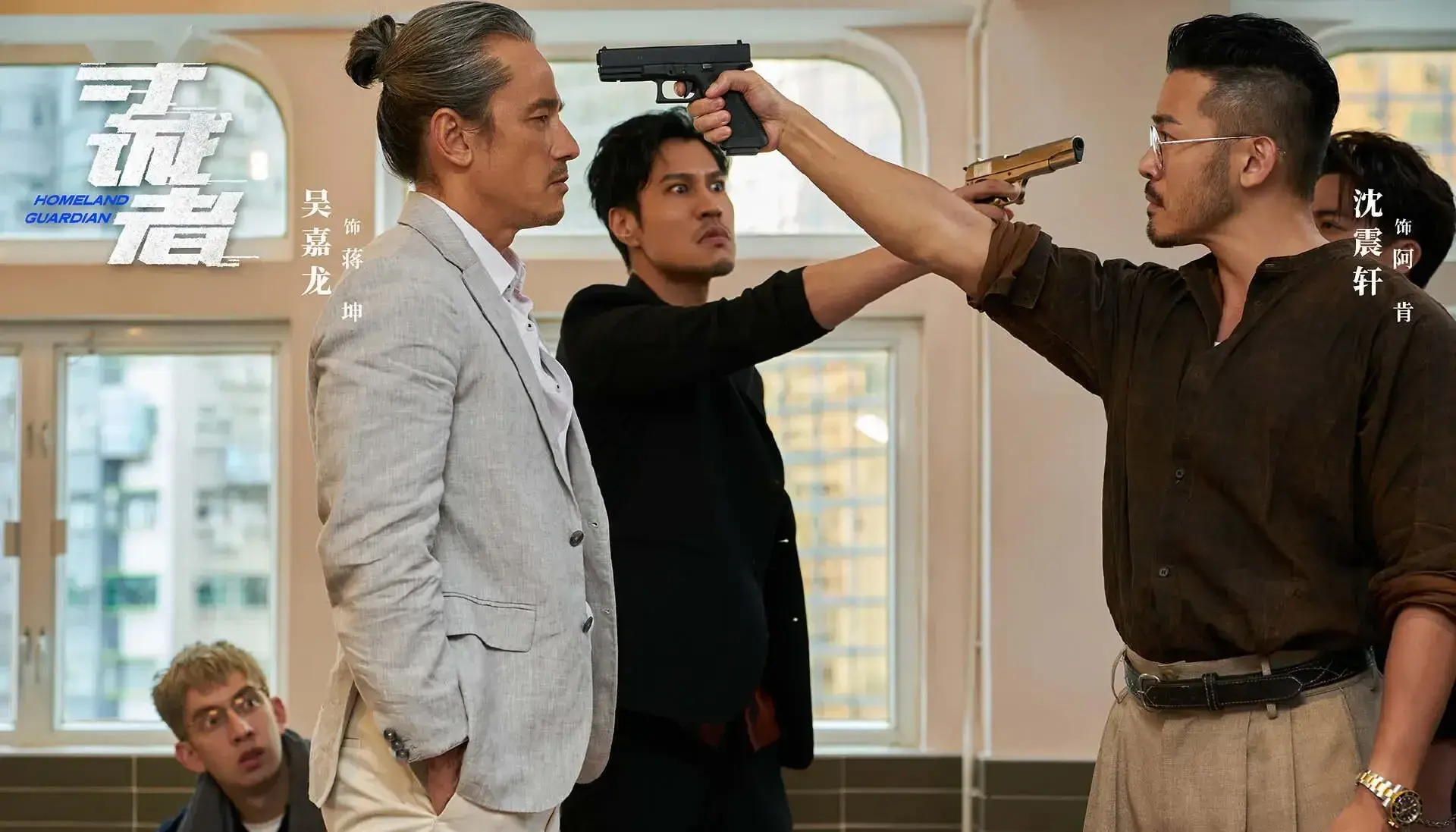 劇中，吳嘉龍飾演的蔣坤身為龍興社話事人，在關鍵劇情中發揮重要作用。當境外勢力EGM基金企圖通過惡意做空引發香港金融風暴時，警方找到蔣坤尋求協助，他深知「一榮俱榮，一損俱損」的道理，最終選擇出手相助，體現出濃厚的家國情懷。(圖：《守誠者》劇照)