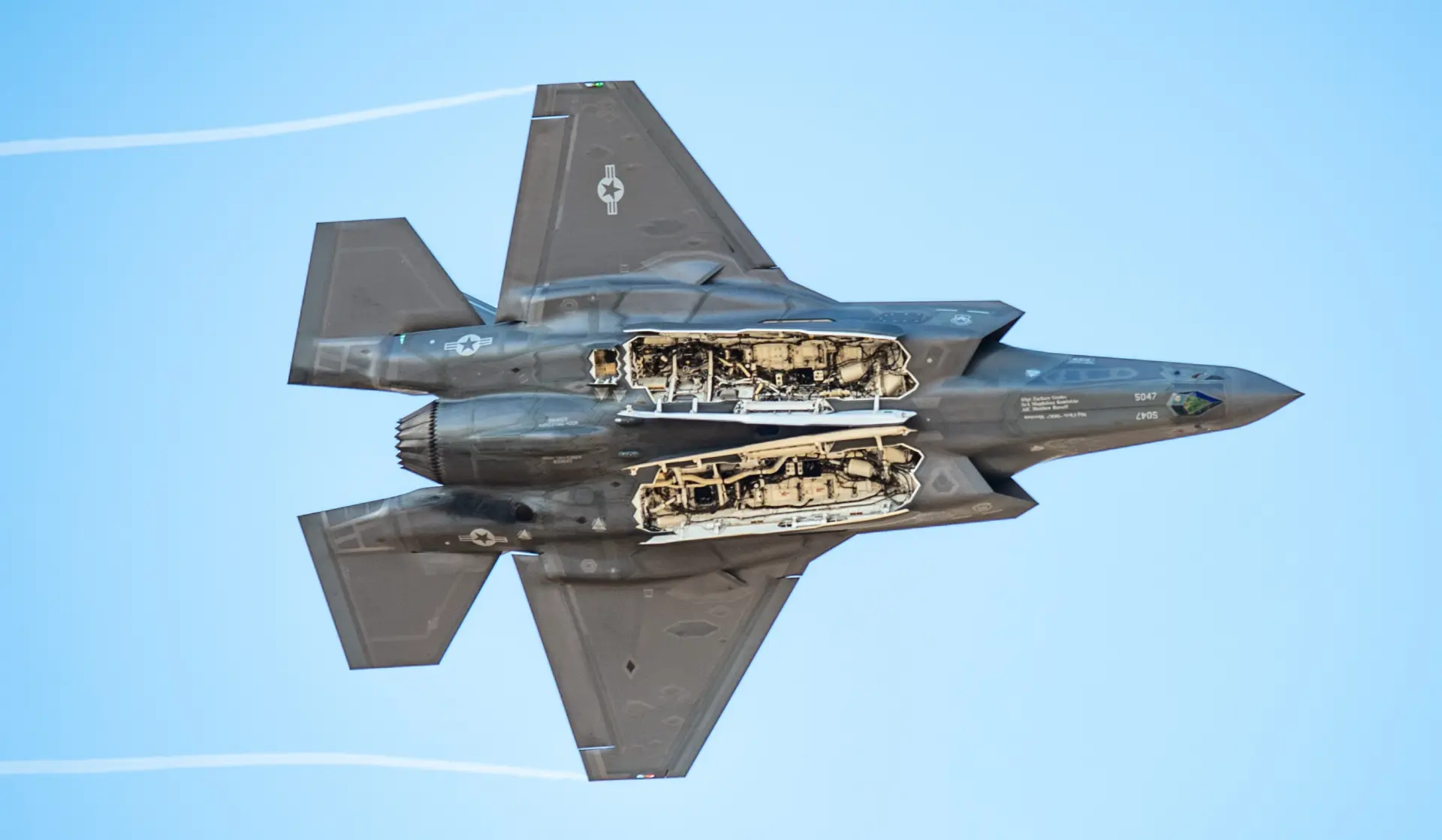 F-35的核心電戰系統AN/ASQ-239馬上要作 Block 4 重大升級，處理能力速度提升10倍以上，寬頻擴展專門應付中國新開發的「寬頻相控陣雷達」。(圖：維基百科)
