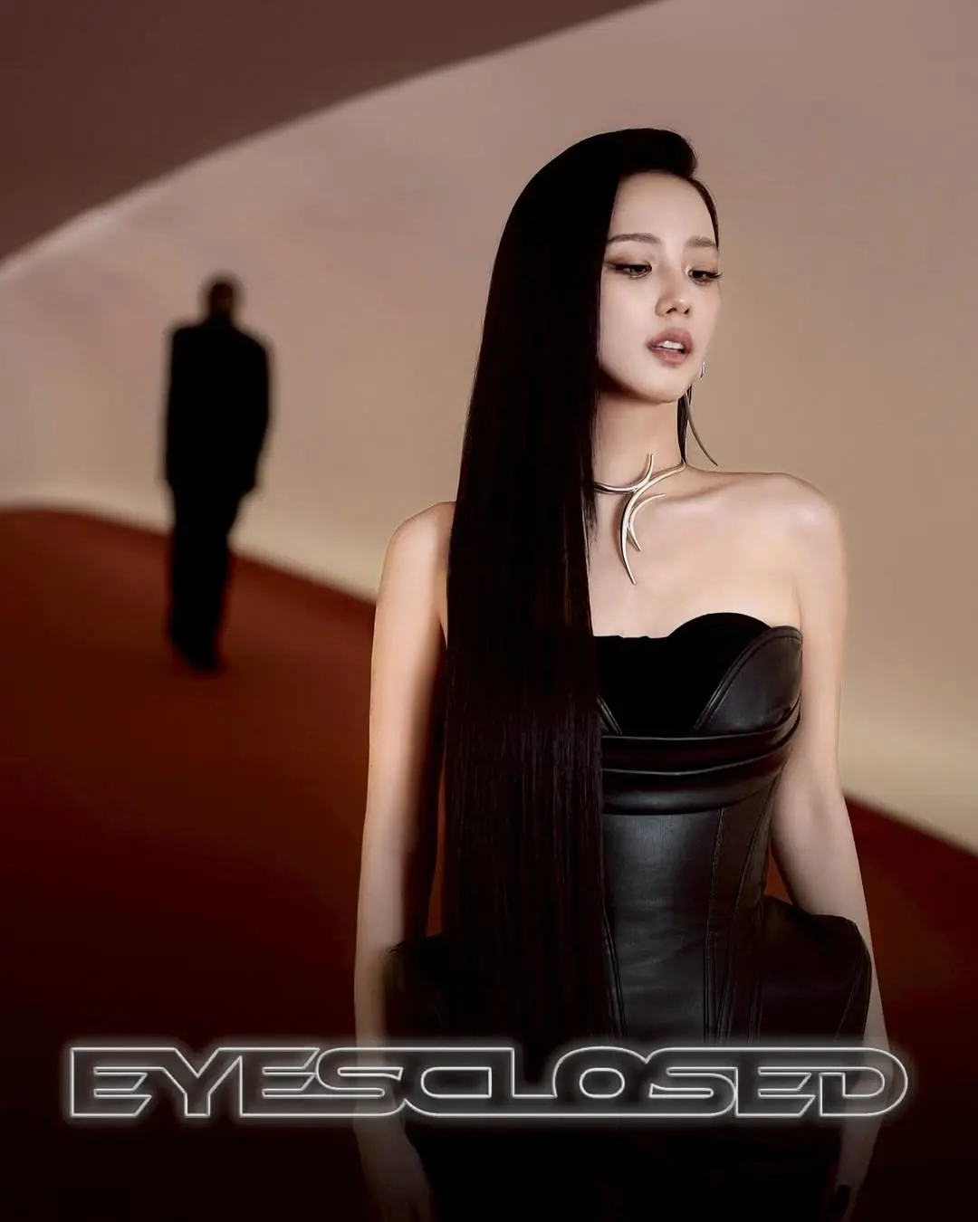 Jisoo 在結束巴黎時裝周行程後，於 10 月 6 日率先釋出神秘預告：一張她身後有男性剪影的照片標註「EYES CLOSED」字樣，配文「一首合唱曲即將誕生」，隨即掀起合作對象猜謎熱潮。(圖片：sooyaaa__@IG)