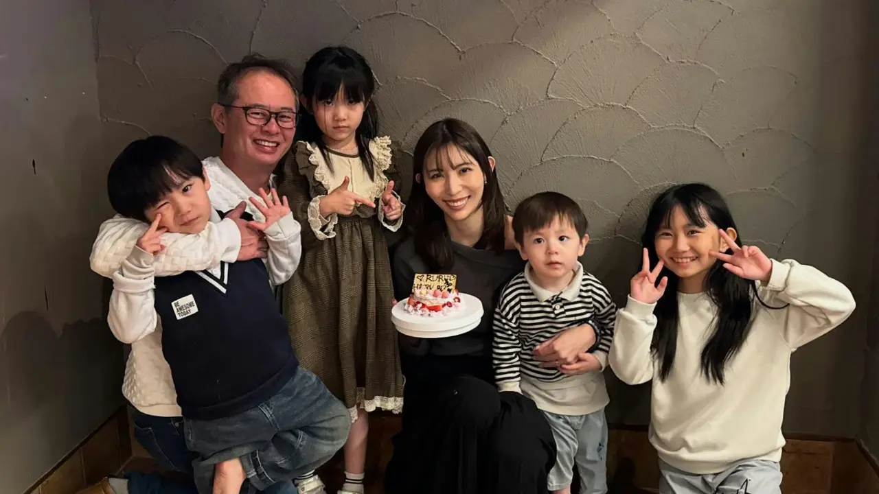 日本女模特菊池瑠々早年與年長26歲企業家結婚，飽受貪圖財富質疑，七年內誕下四名子女，後經營社交平台分享育兒與自我成長，以自身經歷扭轉大眾觀感，鼓勵眾多女性追尋專屬幸福。（來源：rurururu38@IG）