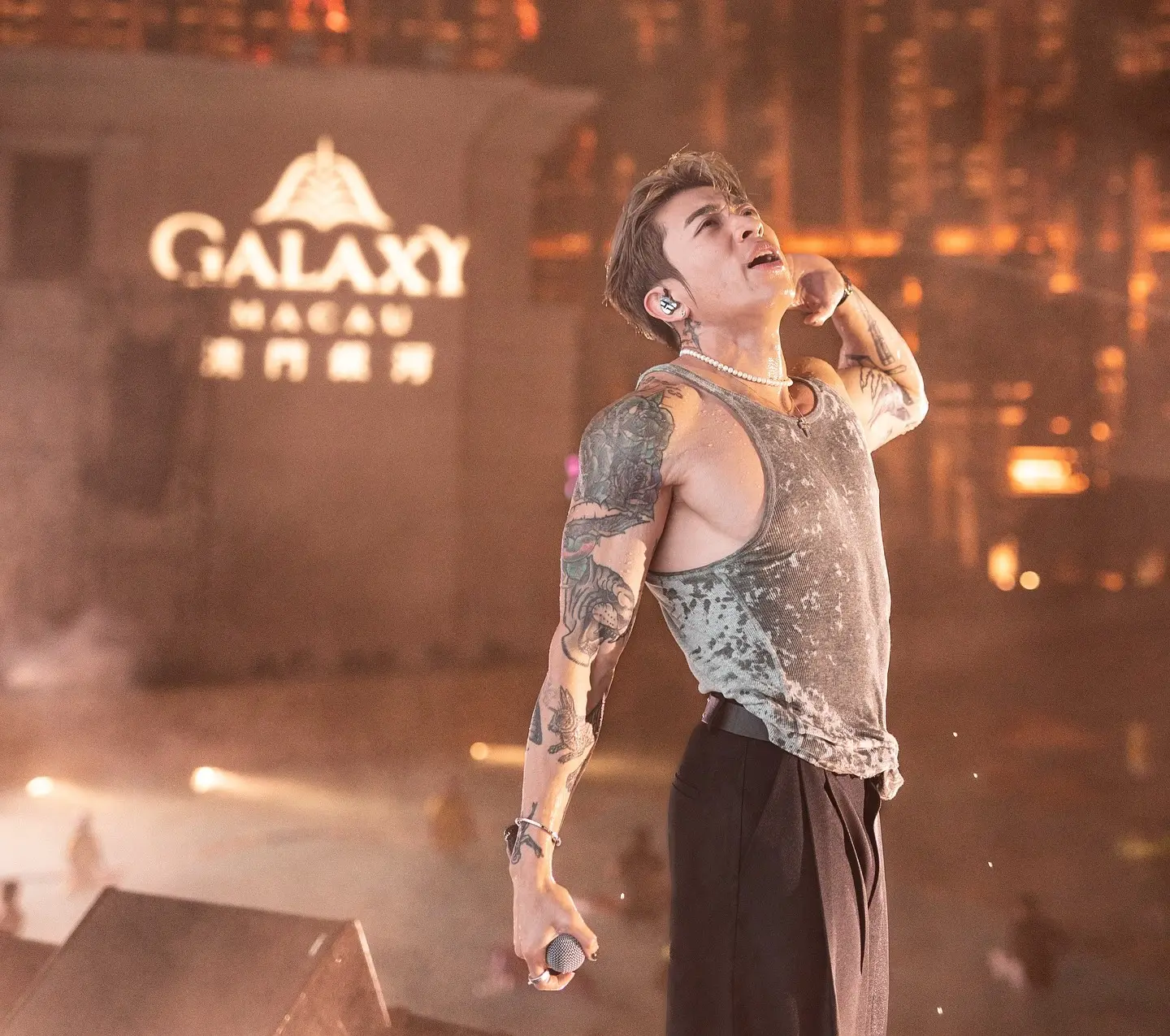 有現場觀眾透露，當天場地管理混亂，曾出現部分觀眾沖卡入場的情況，亦有傳聞指 Tyson Yoshi 團隊要求清場綵排遭主辦方拒絕，成為事件升溫的導火索。(圖片：TysonYoshi@FB)