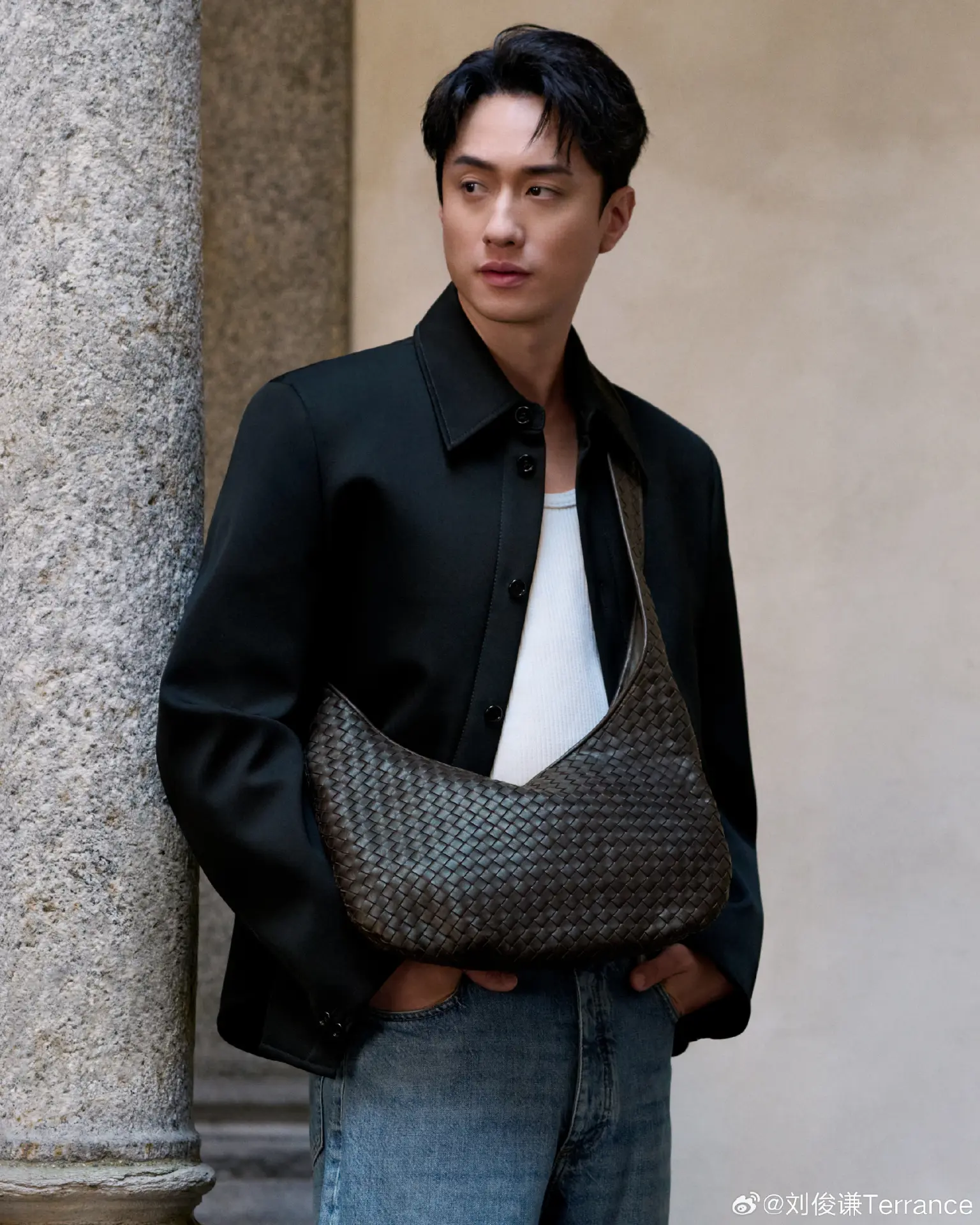 巧合的是，兩人不僅相貌相似，名字中都帶有「俊」字，且都與體育頗有淵源。現年 37 歲的劉俊謙曾拍攝《教束》《二月廿九》《幻愛》《梅艷芳》等影視作品，去年憑《九龍城寨之圍城》中的「信一」角色廣受喜愛。(圖：刘俊谦Terrance@微博)