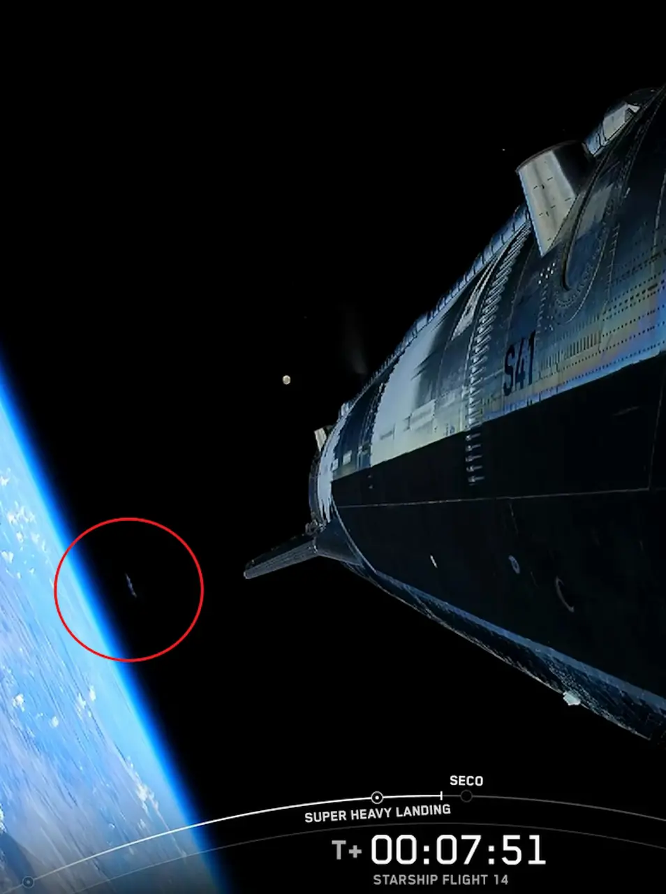 SpaceX星艦（Starship）第14次試飛圓滿達成入軌里程碑，直播畫面卻意外捕捉太空巨型彎曲光痕，網友質疑是體型超城市的外星母艦，各類猜測層出不窮，官方暫未回應相關爭議。（視頻截圖來源：SpaceX直播畫面）