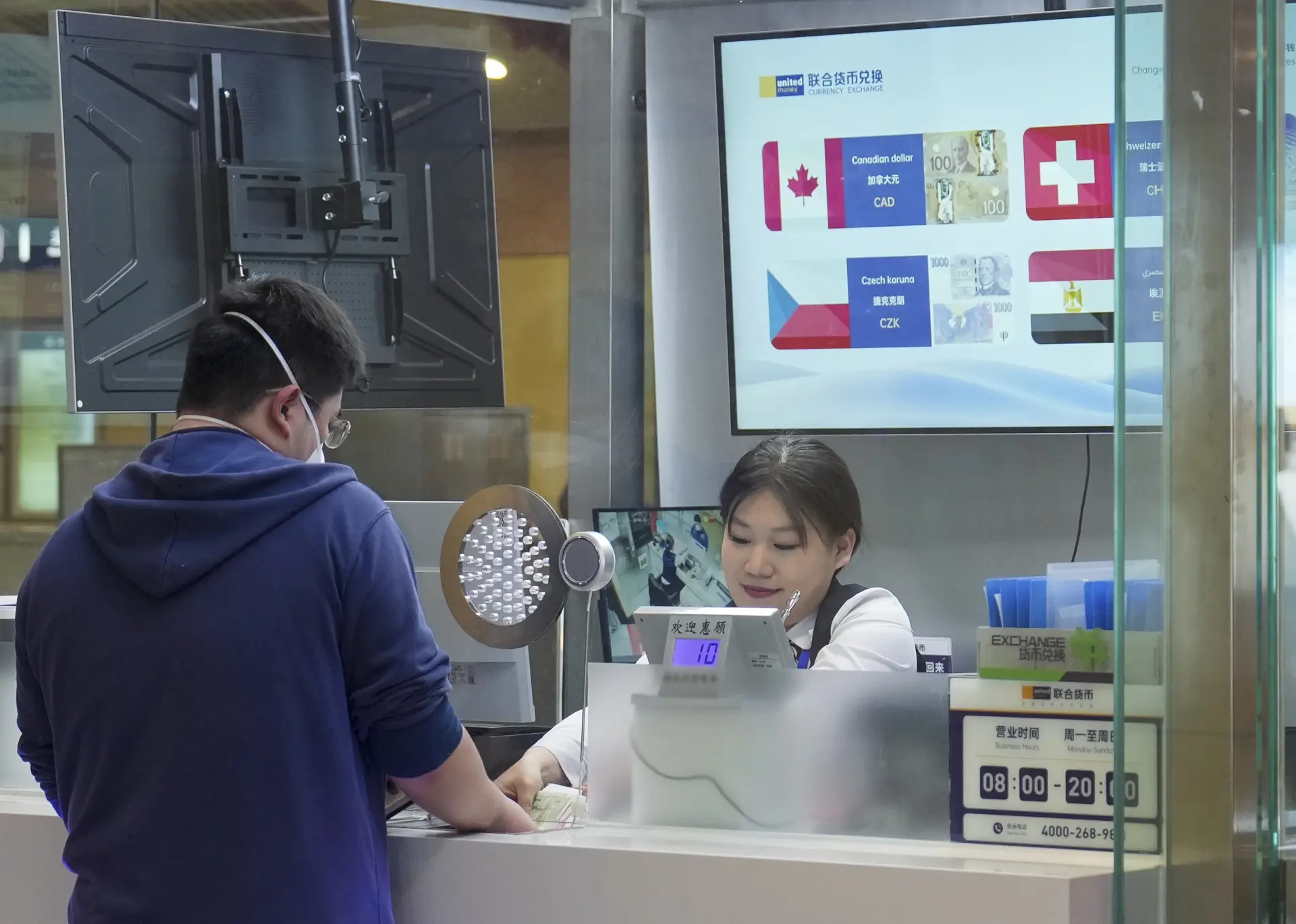 而今日的人民幣，在國際上仍未達美元或歐元的地位，也未能自由兌換。同時有別於新台幣是自由兌換的貨幣。這與當年西德是強勢馬克，東德人民當然熱烈願意接受一比一的兌換。(圖：新華社)