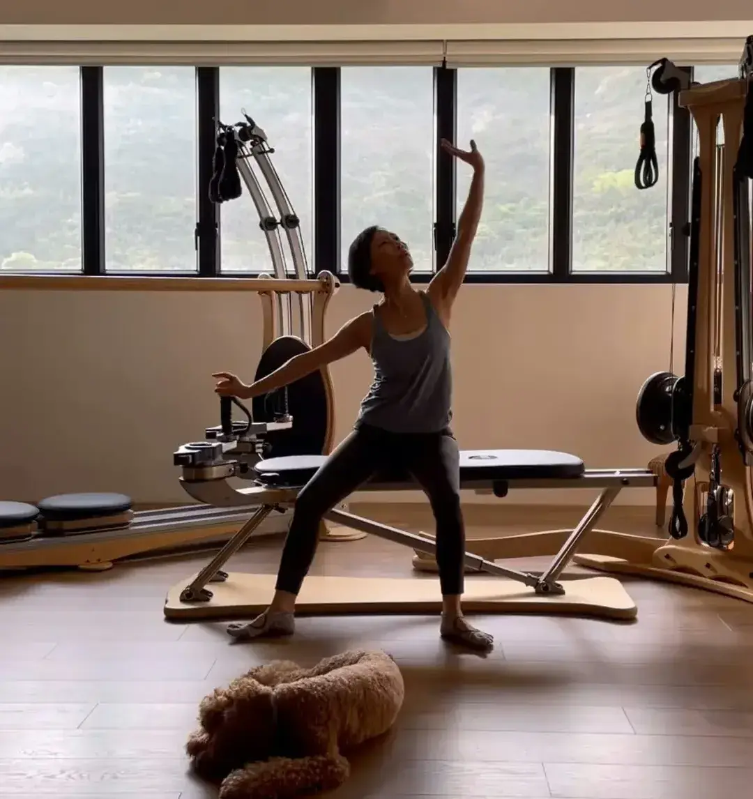 彭羚的義工行動展現其人美心善的一面,她不僅在家中享受健身樂趣,還將專業知識無私分享給乳癌康復者,幫助她們恢復身體機能。(圖:casslamb@IG)