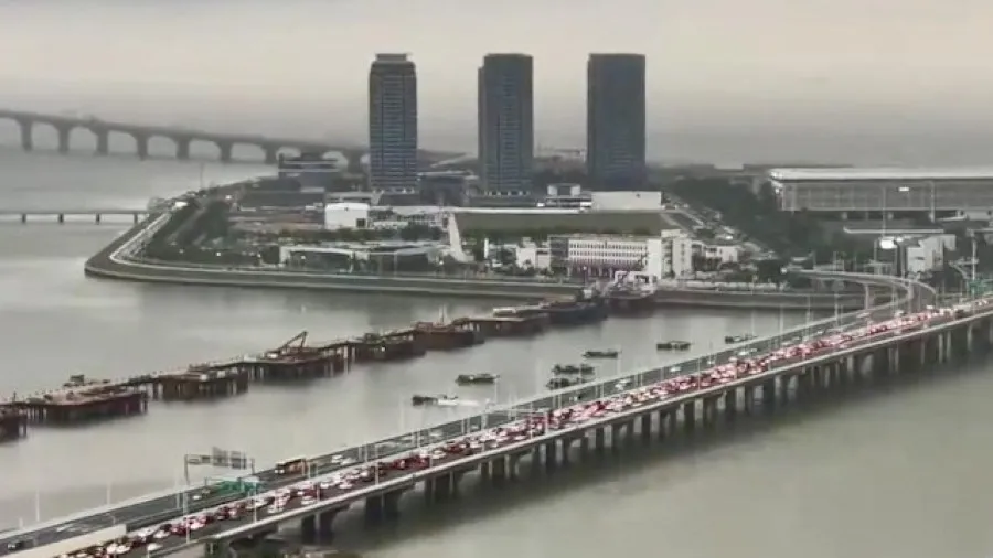 復活清明雙節疊加 港人北上潮致大橋口岸嚴重擠塞的封面圖片