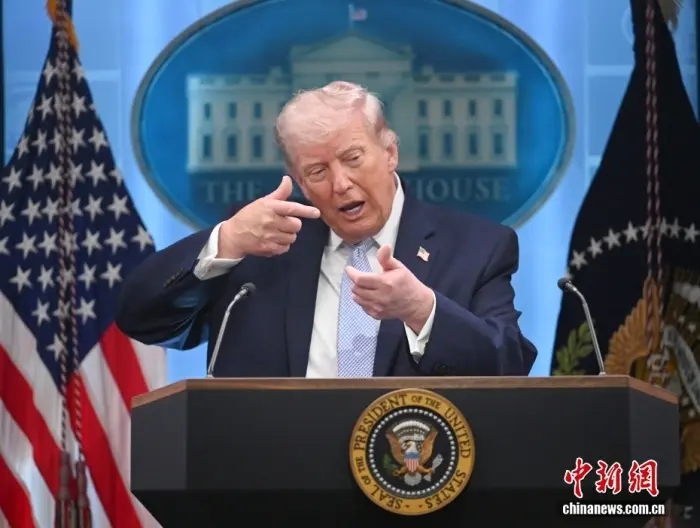 美國總統特朗普於白宮記者會闡述對俄政策，表明不希望將俄羅斯推離談判桌。（圖源：中新社）