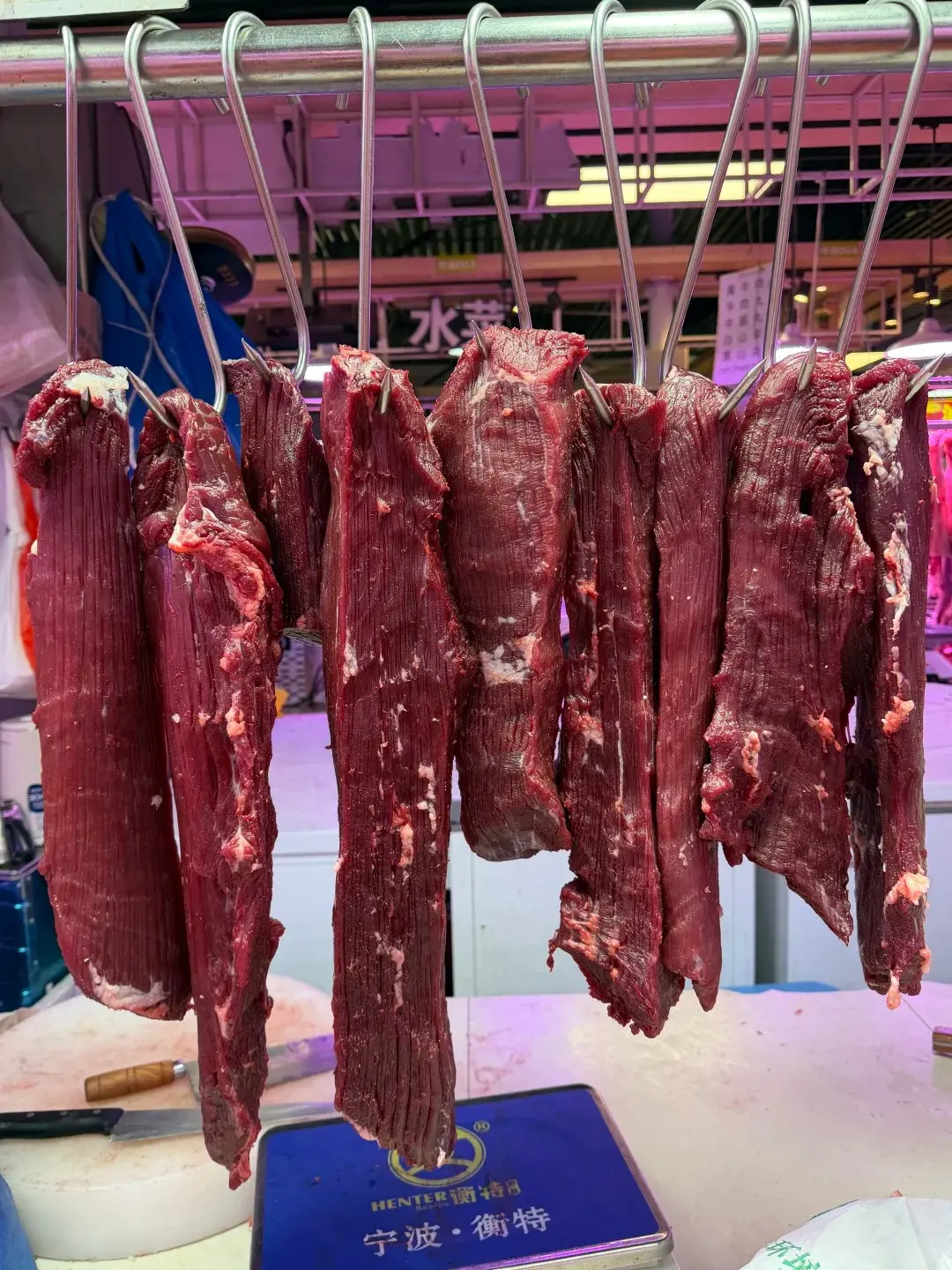 真牛肉深紅有光澤、紋理粗，脂肪潔白均勻，假牛肉顏色異常、紋理規整。（示意圖來源：小紅書網友）