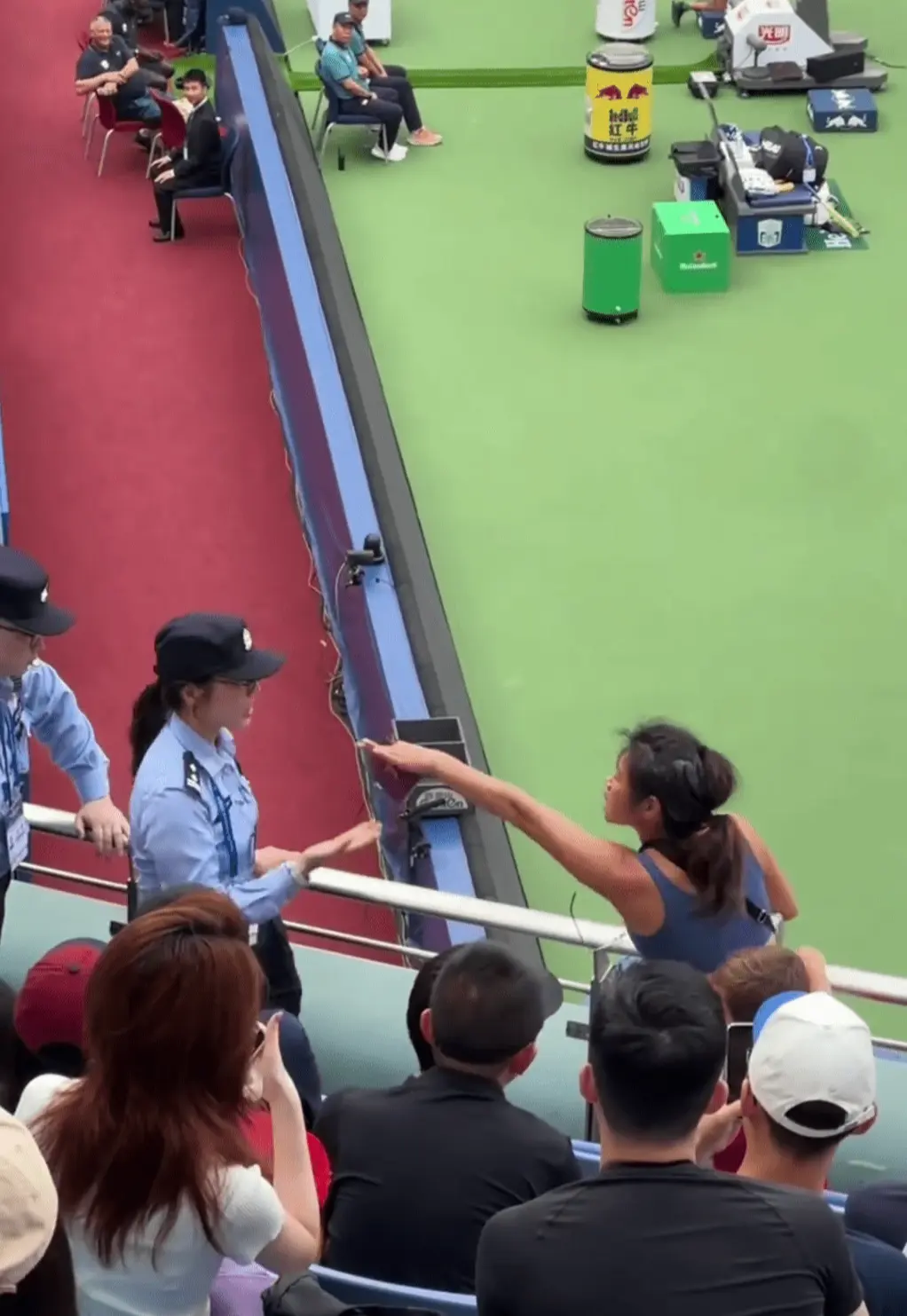 據現場觀眾拍攝的影片顯示，身著背心短裙的謝姓女子在看台上頻頻發出滿場可聞的尖叫聲，還不斷站起扭動身體，甚至朝幾米外的保安人員做出挑釁動作。(圖片：視頻翻攝)