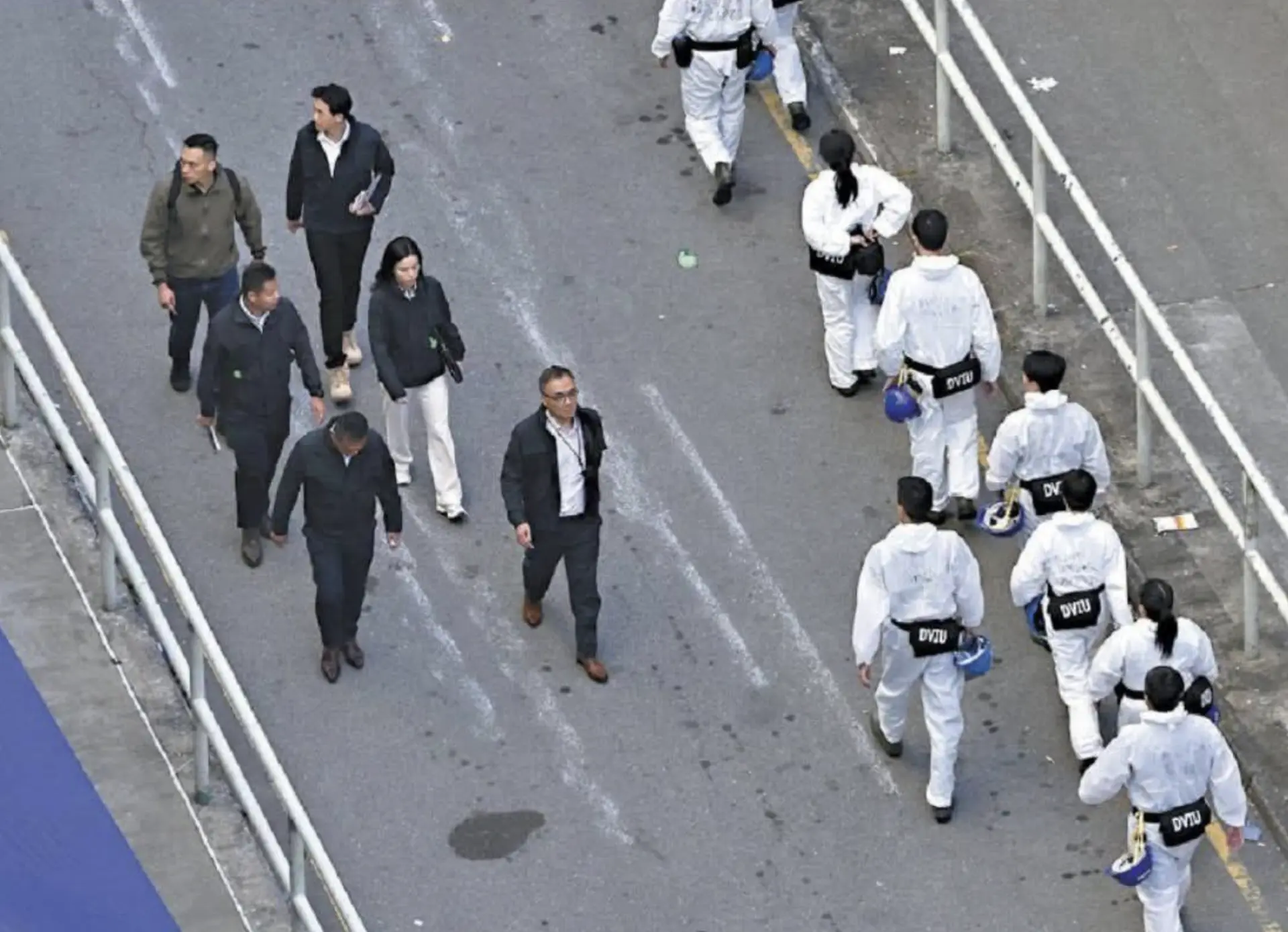 昨日（28日）傍晚，國安處總警司李桂華親自帶隊到廣福邨平台巡視，現場制服警員人數明顯增加，發出強而有力的震懾警號。(圖：文匯報攝影)