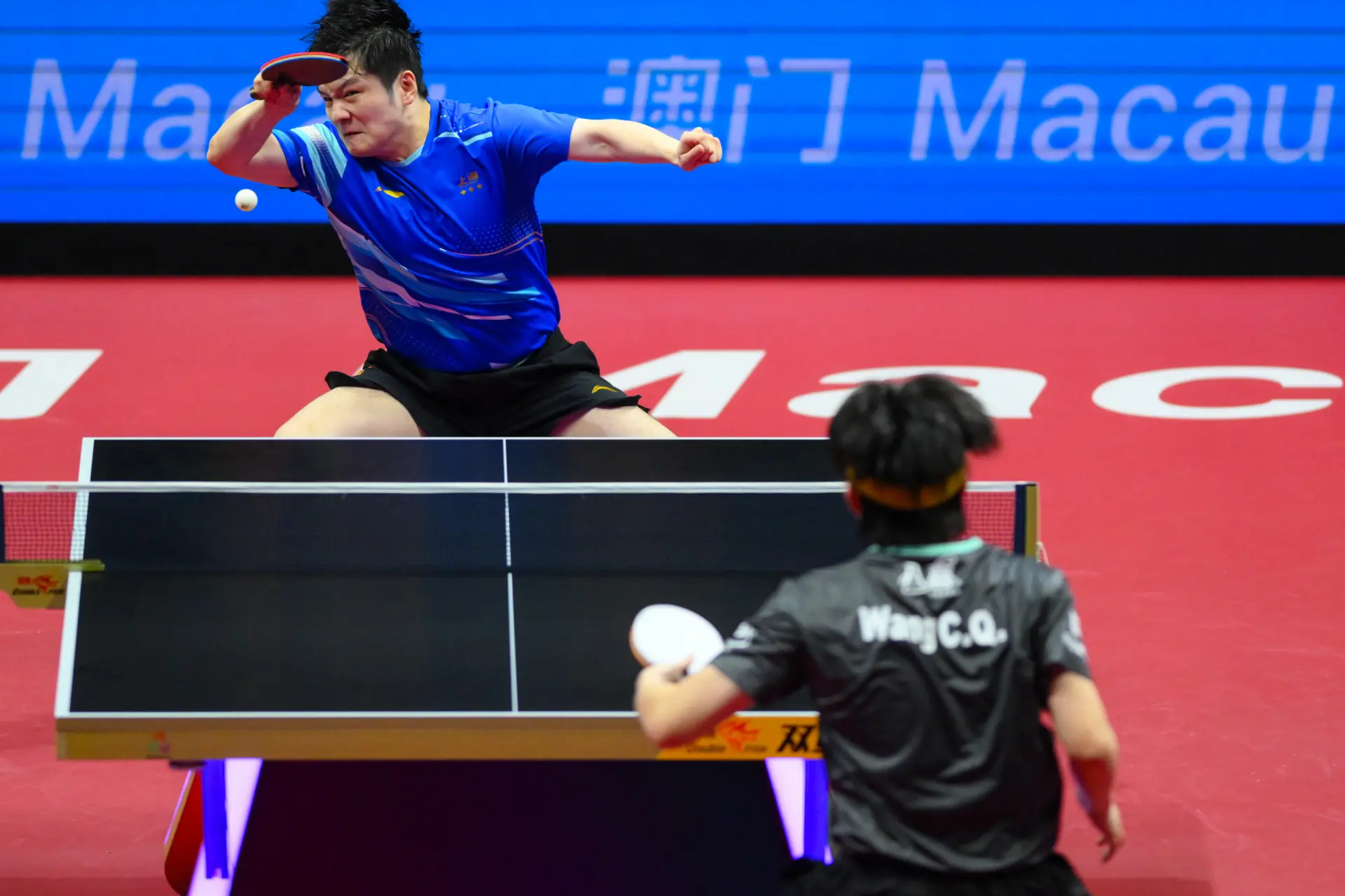 11月15日的澳門銀河綜藝館，掌聲與吶喊聲幾乎掀翻屋頂。第十五屆全運會乒乓球成年組男單半決賽在此上演巔峰對決——上海隊樊振東與北京隊王楚欽的這場較量，被球迷稱為「決賽預演」。(圖：新華社)