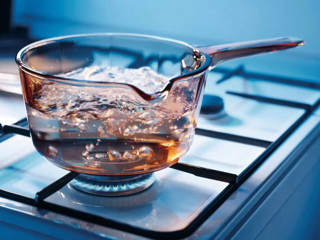 我們日常飲用的水，要麼經過天然過濾，要麼由大型水庫統一處理，之後還需過濾＋煮沸才能直接飲用。（示意圖來源：網絡）