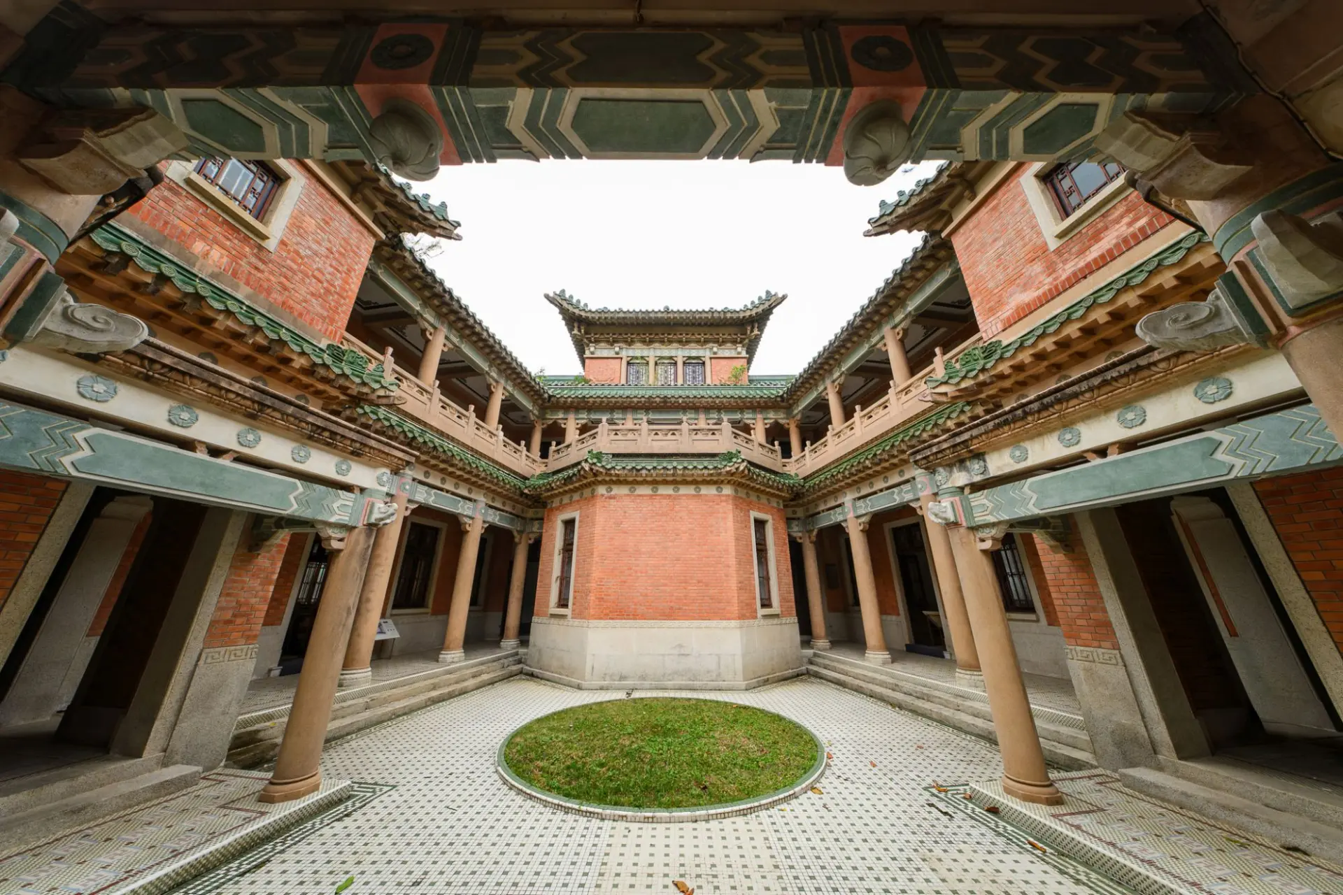 作為香港罕見的中西合璧建築藝術品，景賢里以西方建築材料鋼筋混凝土興建，內外裝飾糅合中西特色，體現「中西結合、以中為主」的設計意念。(圖：發展局局長網誌「局長隨筆」)