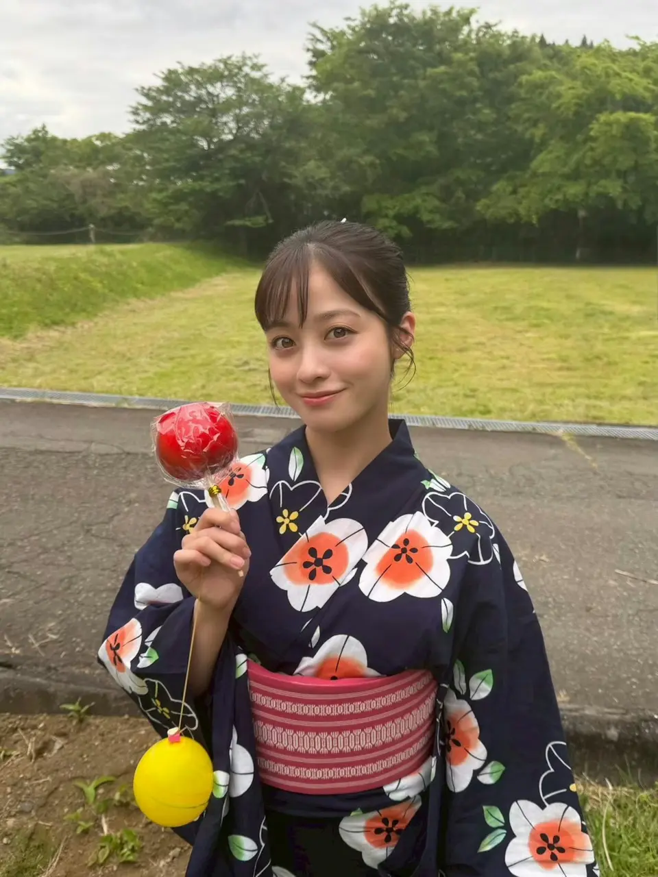 身為日本萬人氣新生代女星，橋本環奈向來憑藉清純靈動的長相、「千年一遇美少女」的絕佳氣質圈粉無數，向來以溫柔優雅的螢幕形象深入人心。（來源：H_KANNA_0203@X）