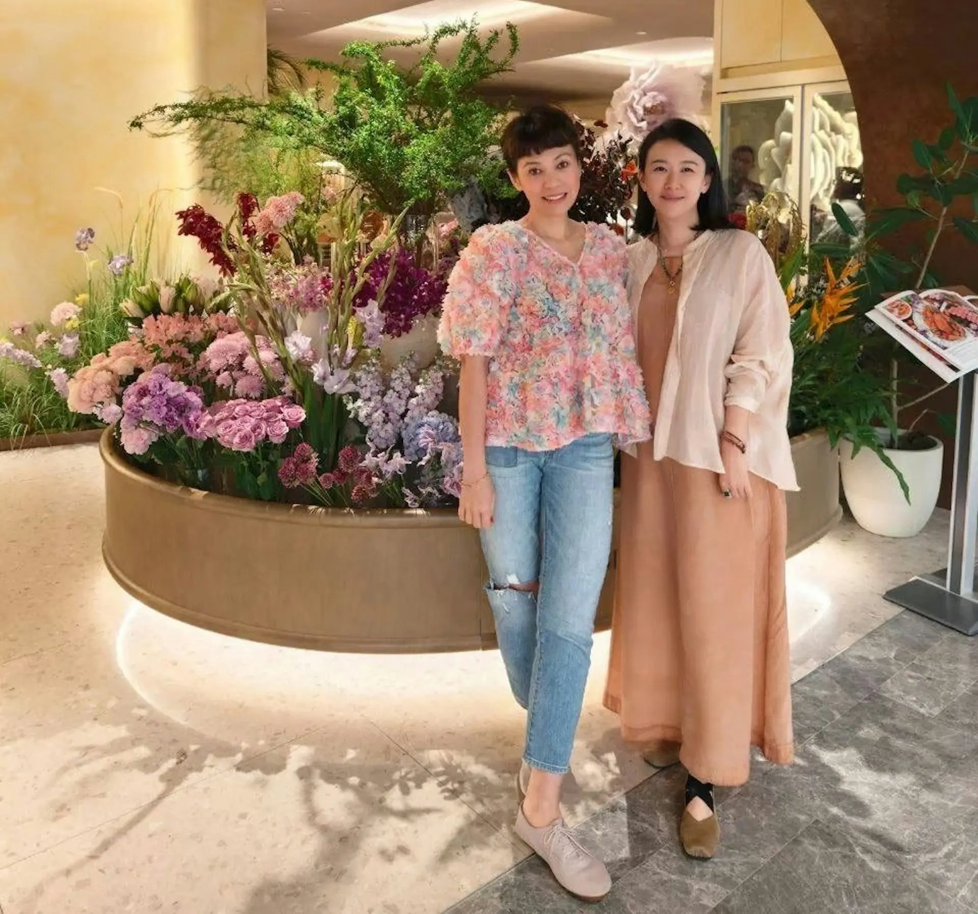 陳潔儀在小紅書分享與餐廳負責人 Karen 的合照，講述了一段跨越 10 年的緣分。她回憶，2015 年在北京工作時，偶然光顧商場負一層的「花厨」餐廳，被食材的純粹與花園概念驚艷。(圖：陳潔儀@小紅書)