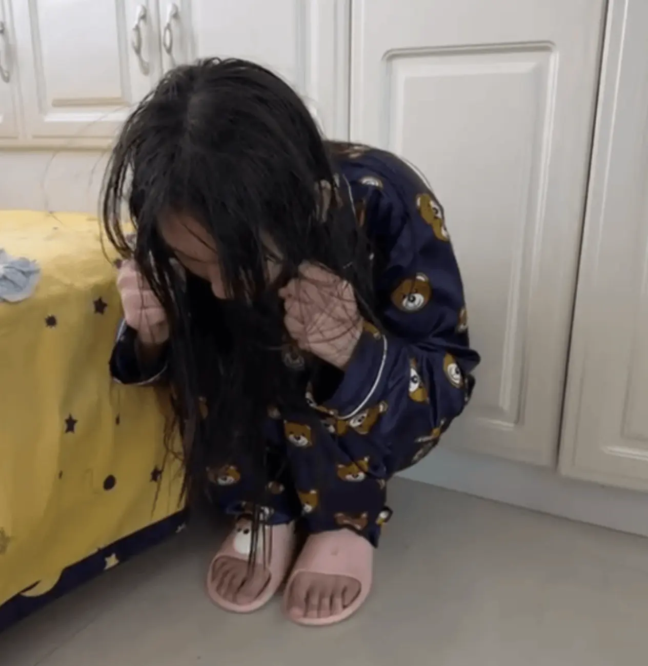 事件始於今年 6 月，王女士發現女兒頻繁索錢且精神異常，經小姨追問才得知小郝長期遭同學高某毆打，不給錢便會被施暴。(圖：網絡截圖)