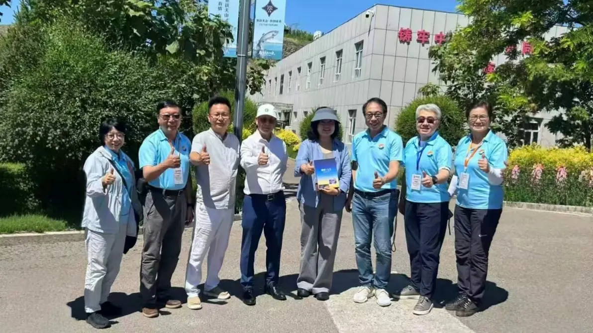 團長李鏡波先生（左四）向新疆天蘊有機農業副總經理張玉如致送《圖解十五五》。(圖：陳鳳翔)