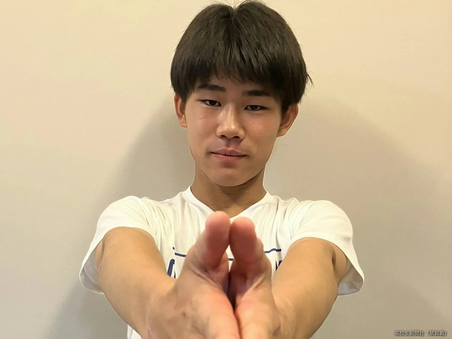 日本茨城縣一名劍道社高中生中川航，因劍道比賽應援掌聲不及對手，耗4個月測試超過500種拍手方式，研發出117分貝的「大雷霆擊（Big Thunder Shot）」，並在校內探究比賽奪金。（截圖來源：朝日新聞）
